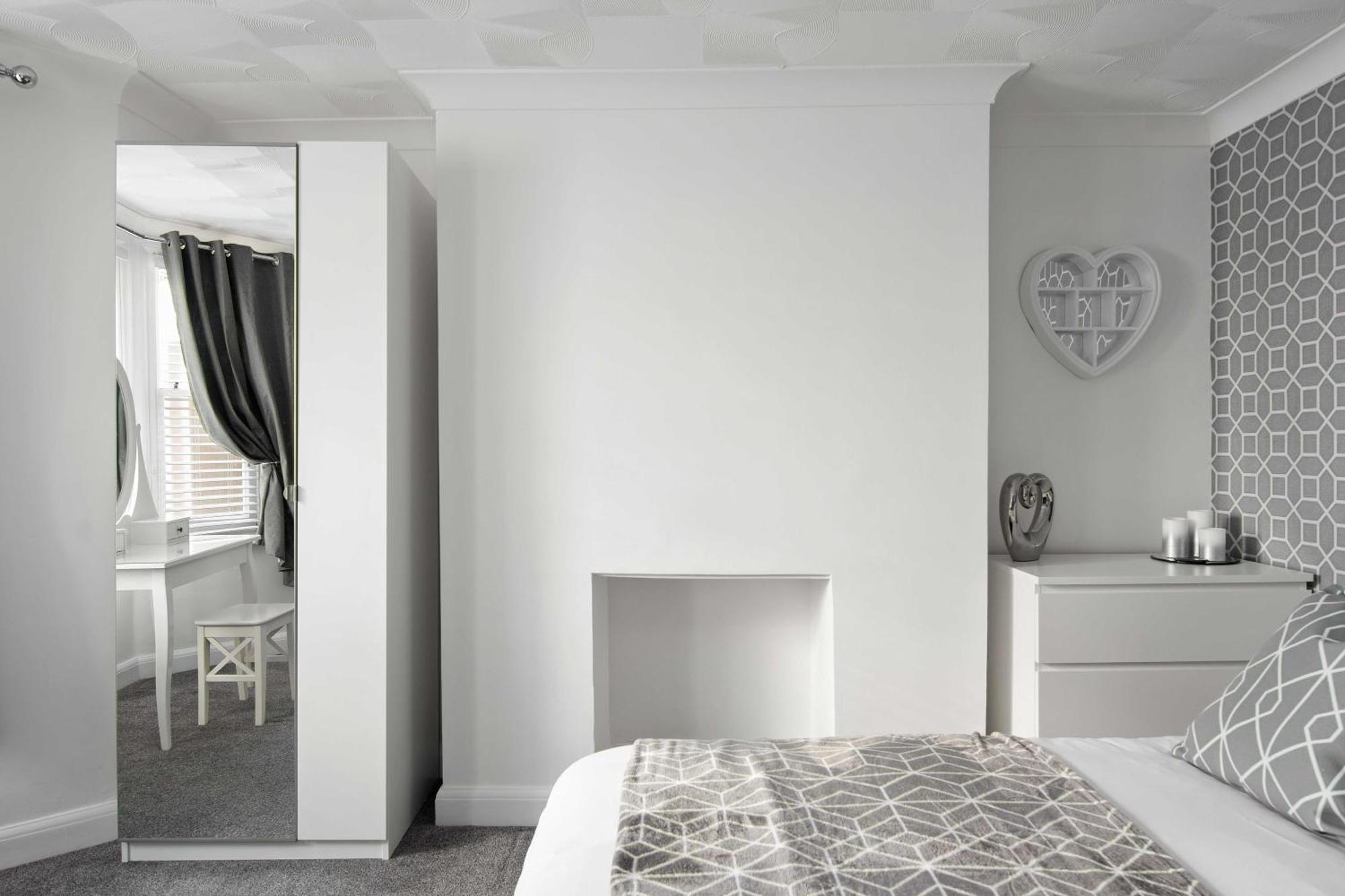 The Roost Group - Stylish Apartments Грейвсенд Стая снимка