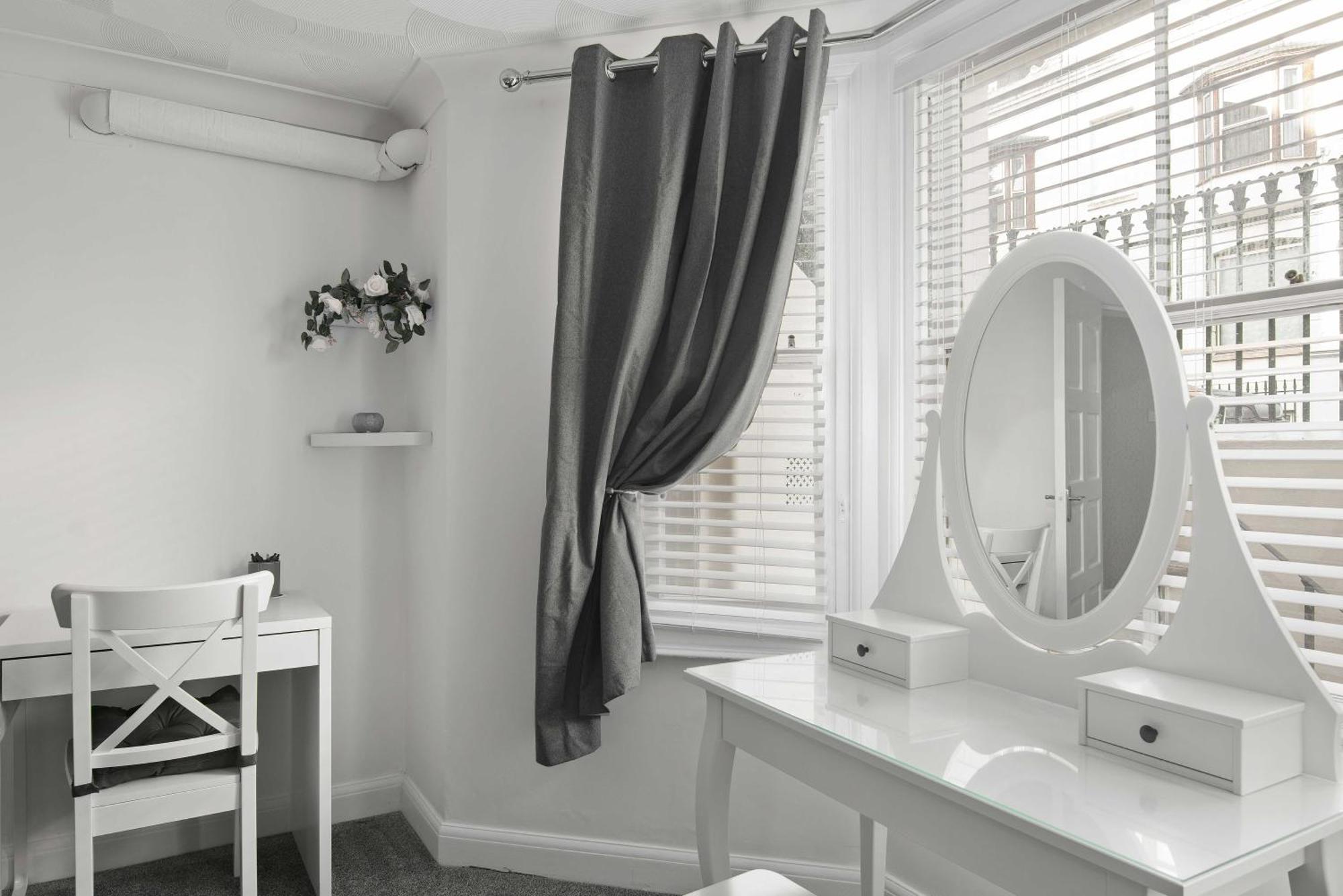 The Roost Group - Stylish Apartments Грейвсенд Стая снимка